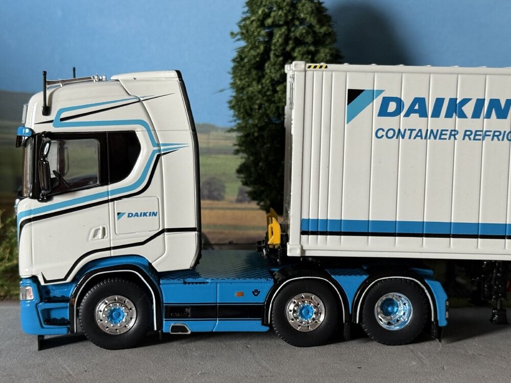 Tekno Tekno Scania NGS 6x2 met container oplegger + 40ft. reefer container DAIKIN