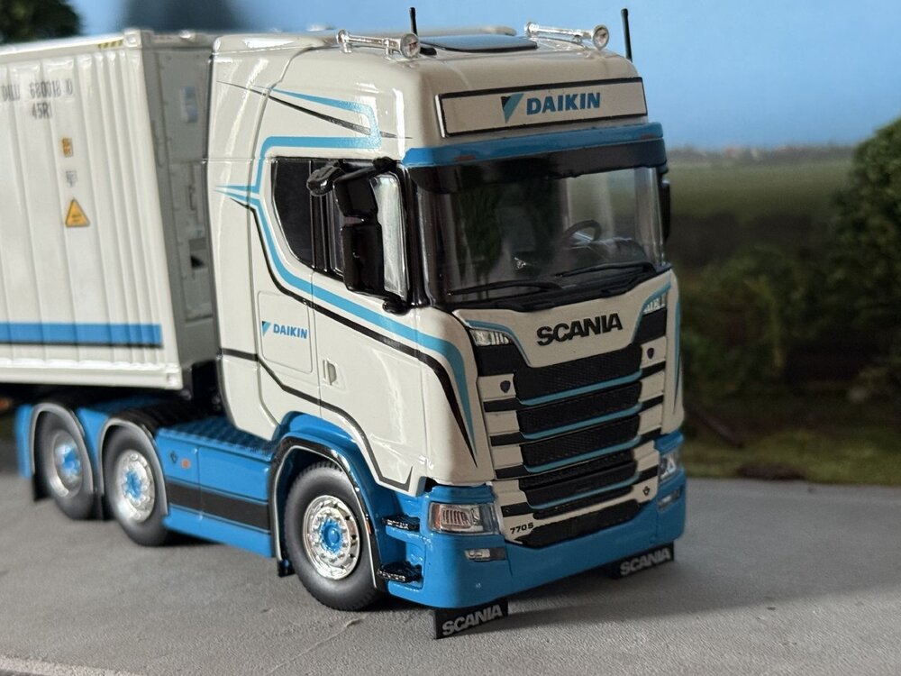 Tekno Tekno Scania NGS 6x2 truck with container trailer + 40ft. reefer container DAIKIN