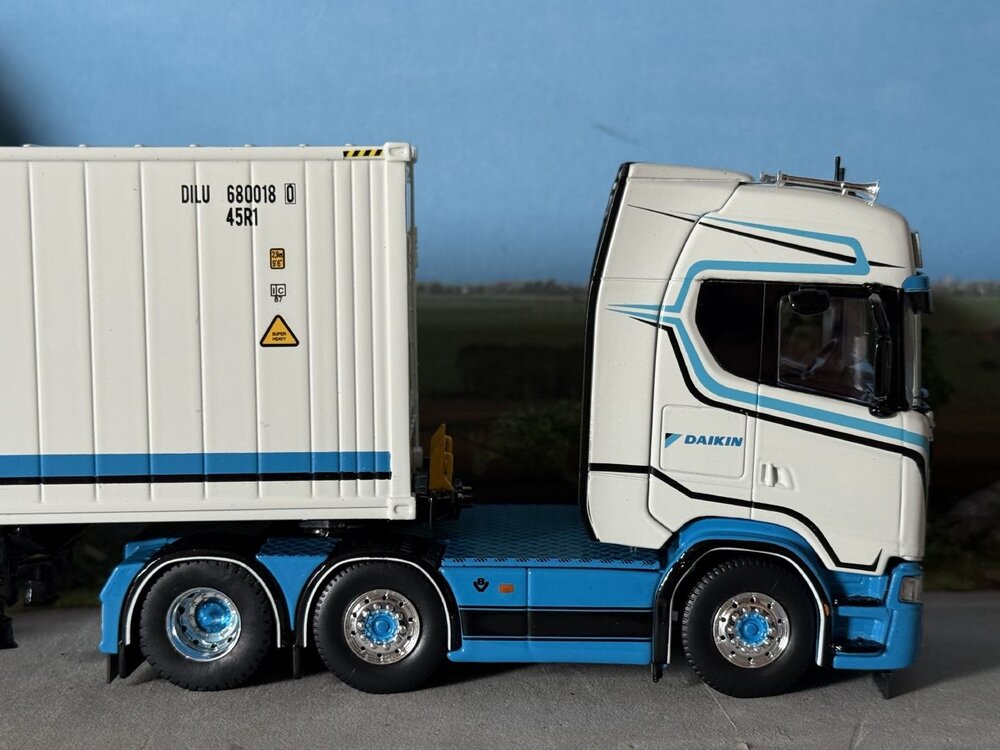 Tekno Tekno Scania NGS 6x2 truck with container trailer + 40ft. reefer container DAIKIN