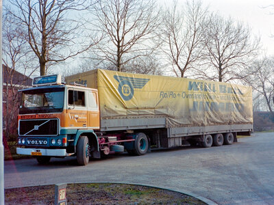 Tekno Tekno Volvo F12 met klassieke 3-assige zwanenhals oplegger WINTERSWIJK TRANSPORT / WILLY BETZ Tekno Tekno Volvo F12 met klassieke 3-assige zwanenhals oplegger WINTERSWIJK TRANSPORT / WILLY BETZ