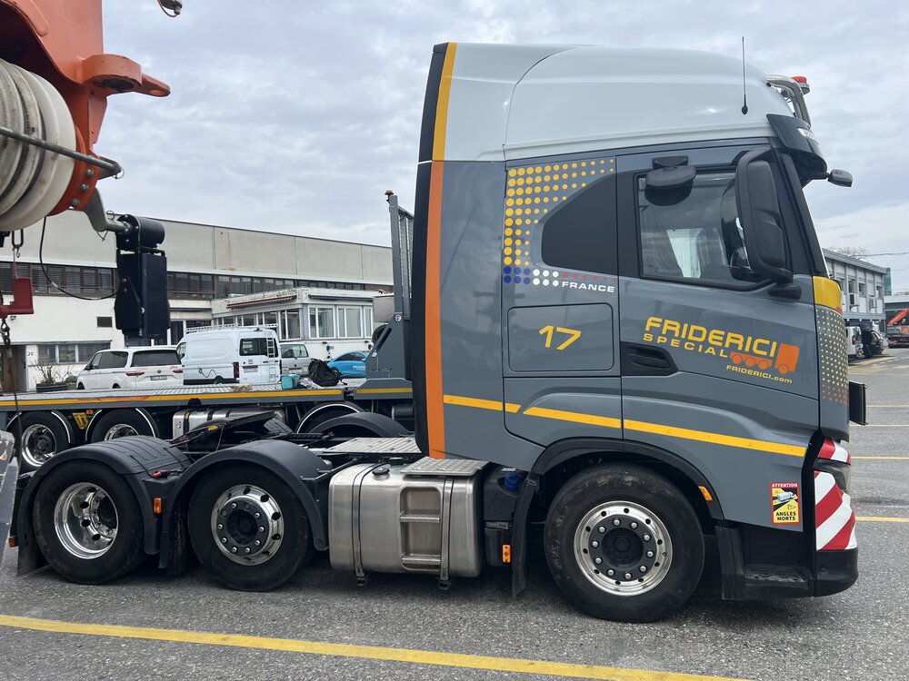 Tekno Tekno Iveco S-Way 6x2 met 3-assige zeiloplegger FRIDERICI