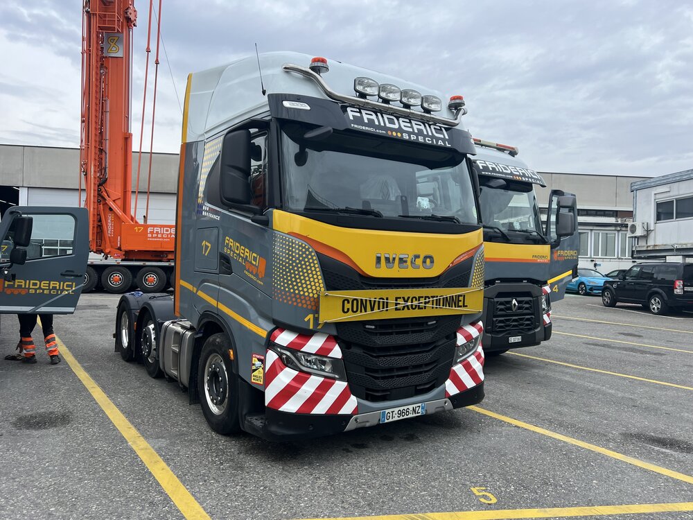 Tekno Tekno Iveco S-Way 6x2 met 3-assige zeiloplegger FRIDERICI