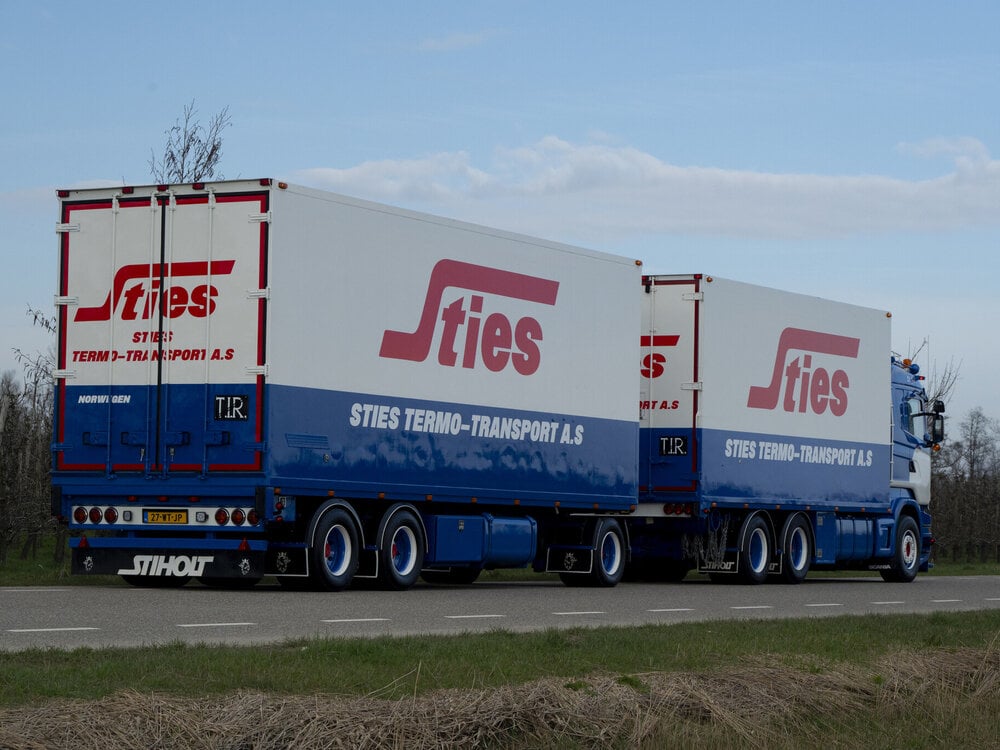Tekno Tekno Scania R560 Riged truck with 3-axle trailer STIES
