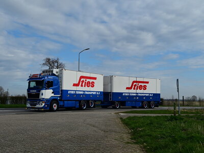 Tekno Tekno Scania R560 Riged truck with 3-axle trailer STIES