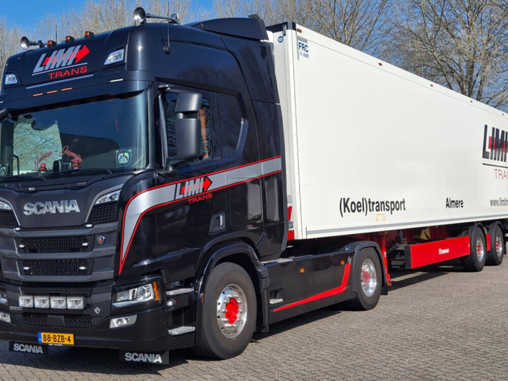 WSI WSI Scania R Highline 4x2 met 3-as koeloplegger LIMI TRANS