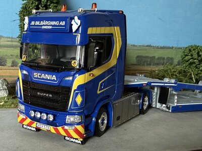 WSI WSI Scania S Highline 4x2 met 3-assige Truck transporter JB BILBÄRNING WSI WSI Scania S Highline 4x2 met 3-assige Truck transporter JB BILBÄRNING