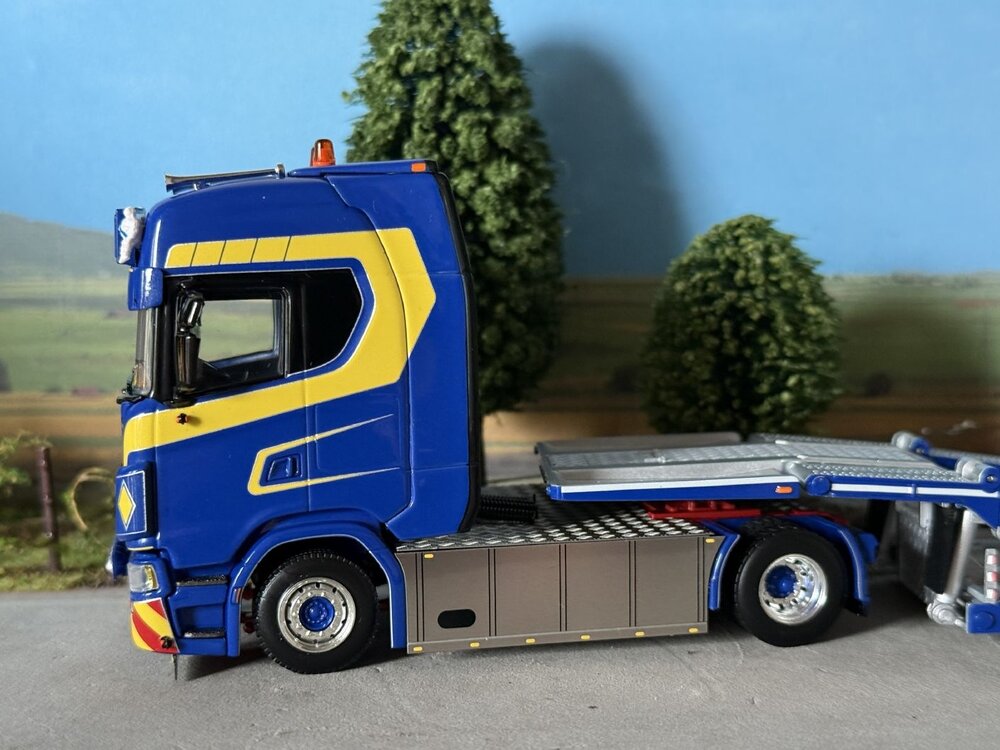 WSI WSI Scania S Highline 4x2 met 3-assige Truck transporter JB BILBÄRNING