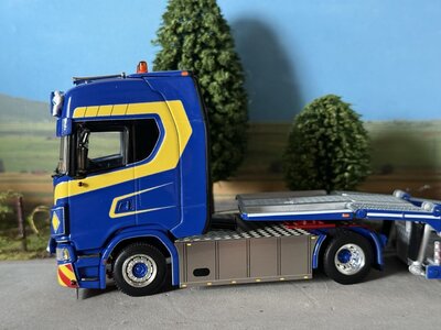 WSI WSI Scania S Highline 4x2 with 3-axle Truck transporter JB BILBÄRNING