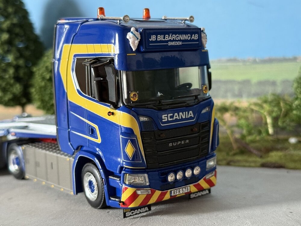 WSI WSI Scania S Highline 4x2 met 3-assige Truck transporter JB BILBÄRNING