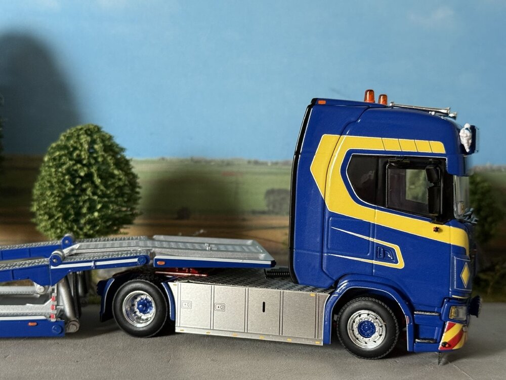 WSI WSI Scania S Highline 4x2 met 3-assige Truck transporter JB BILBÄRNING