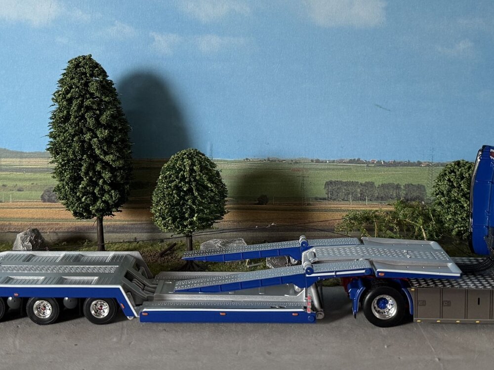 WSI WSI Scania S Highline 4x2 met 3-assige Truck transporter JB BILBÄRNING