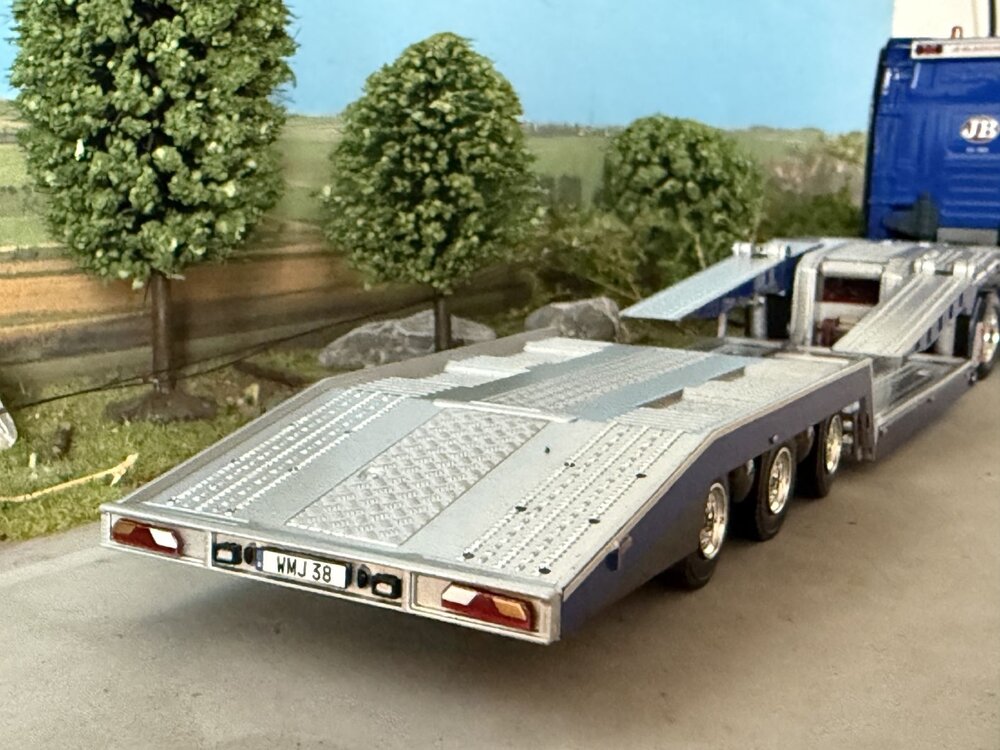 WSI WSI Scania S Highline 4x2 met 3-assige Truck transporter JB BILBÄRNING