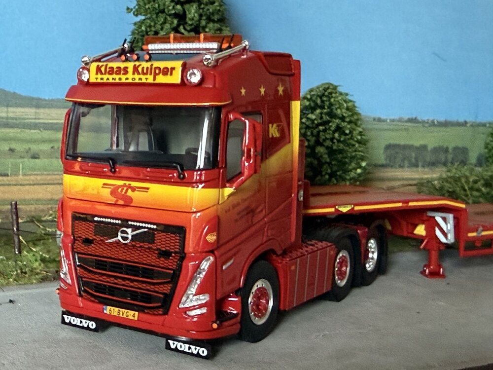 WSI WSI Volvo FH5 Globetrotter 6x2 met 3-assige twin steer semi dieplader KLAAS KUIPER TRANSPORT