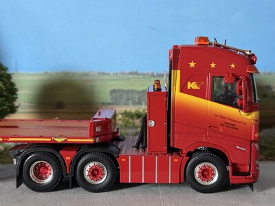 WSI WSI Volvo FH5 Globetrotter 6x2 met 3-assige twin steer semi dieplader KLAAS KUIPER TRANSPORT