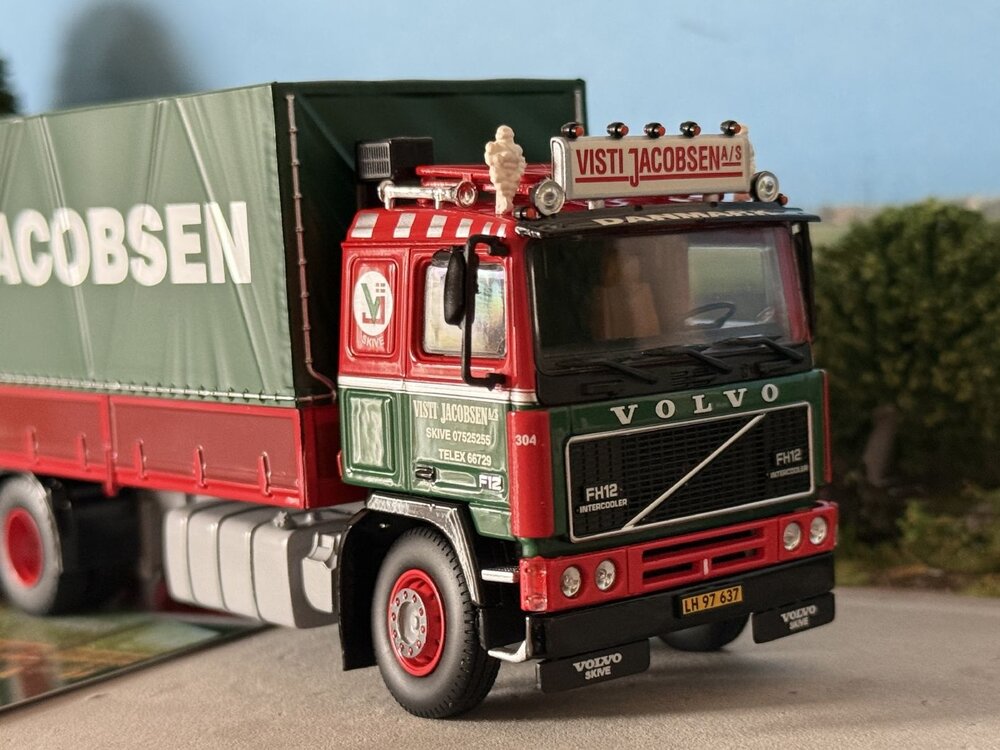 Tekno Tekno Volvo F12 motorwagen met 3-assige huif aanhanger VISTI JACOBSEN