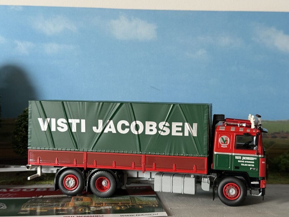 Tekno Tekno Volvo F12 motorwagen met 3-assige huif aanhanger VISTI JACOBSEN