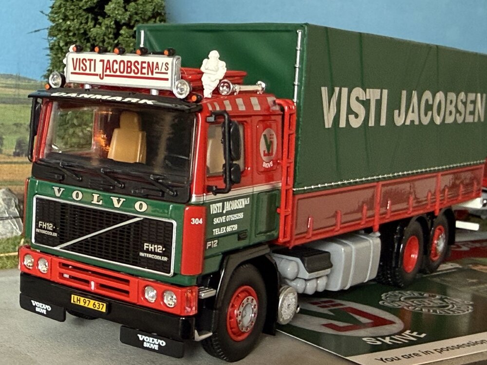 Tekno Tekno Volvo F12 rigid truck with 3-axle trailer VISTI JACOBSEN