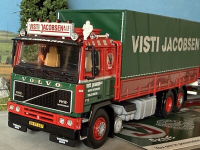 Tekno Tekno Volvo F12 motorwagen met 3-assige huif aanhanger VISTI JACOBSEN