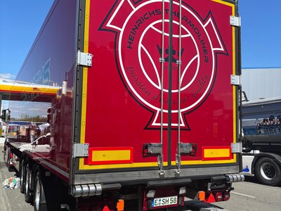 Tekno Tekno Scania NGS Highline 4x2 with 3-axle reefer trailer HEINRICHS