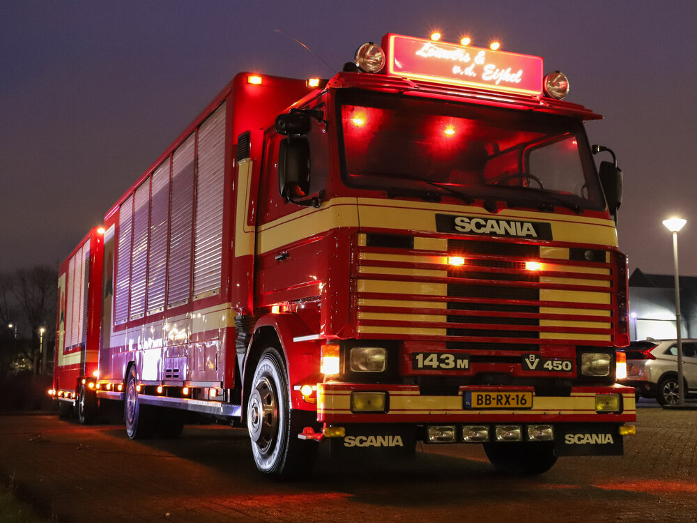 Tekno Tekno Scania 143M-450 4x2 lijnrijders auto met speciaal ontwikkelde (resin) bakken FLEURS VAN DEN EIJKEL