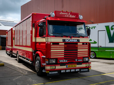 Tekno Tekno Scania 143M-450 4x2 lijnrijders auto met speciaal ontwikkelde (resin) bakken FLEURS VAN DEN EIJKEL