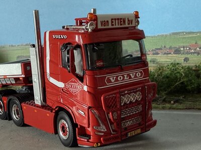 WSI WSI Volvo FH5 sleeper cab 6x4 met 4-assige dieplader + 1-assige dolly LOONBEDRIJF VAN ETTEN