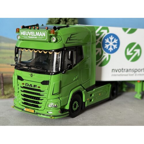 WSI WSI DAF XG+ 4x2 with 3-axle reefer trailer  HEUVELMAN GSO