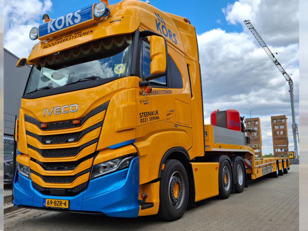 WSI WSI Iveco S-way as high 6x2 with 3-axle semi lowloader with ramps KORS HOOGWERKSYSTEMEN