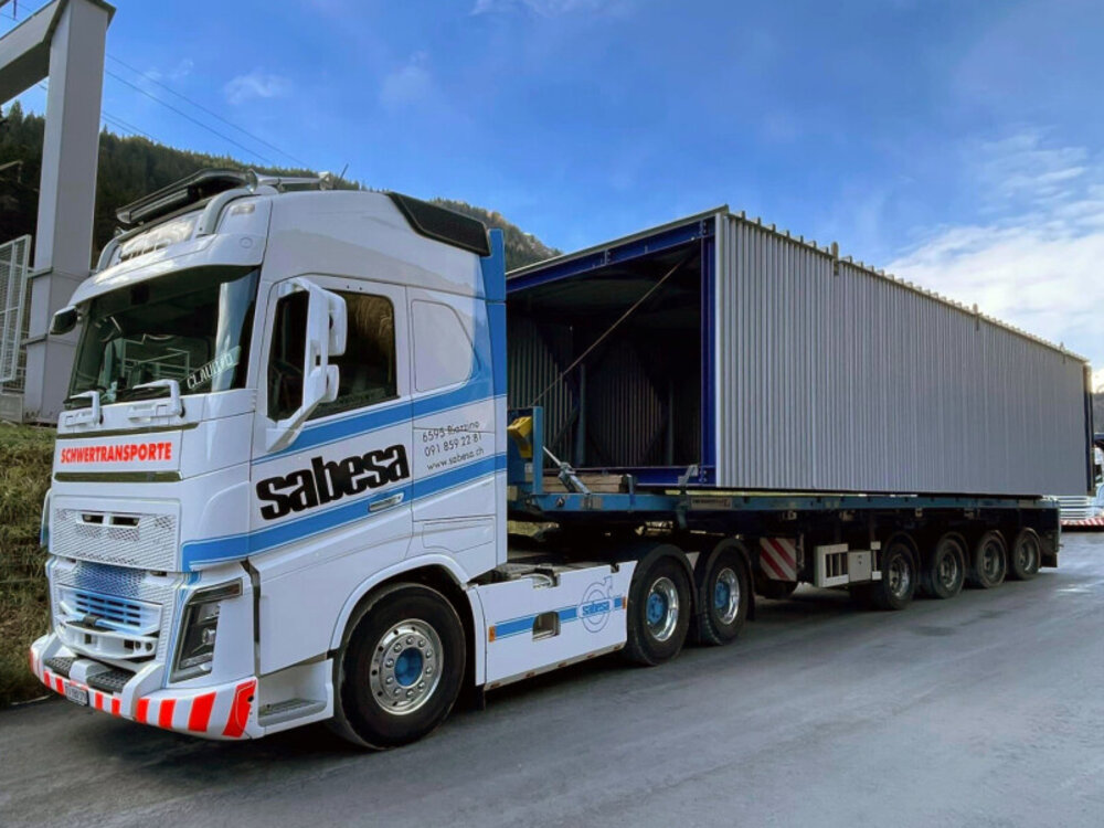 WSI WSI Volvo FH5 Globetrotte  6x4 with 4-axle flatbed trailer SABESA SA