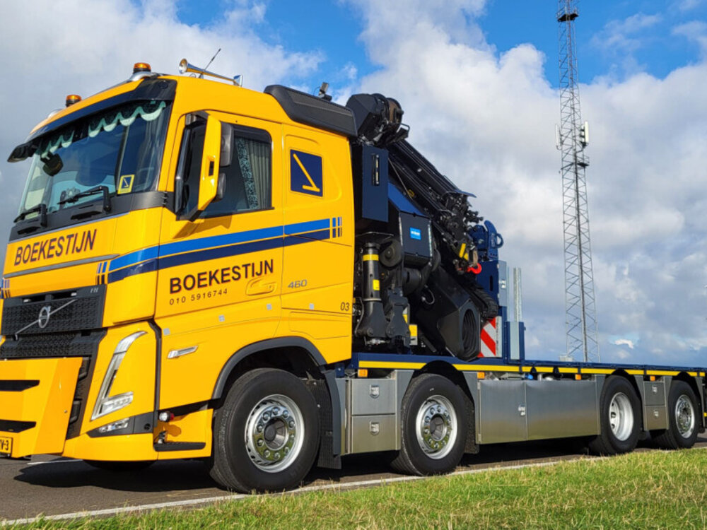 WSI WSI Volvo FH5 sleeper cab  Riged flatbed truck 8x4 with  palfinger PK 92002 SH + jib BOEKESTIJN