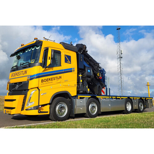 WSI WSI Volvo FH5 sleeper cab  Riged flatbed truck 8x4 with  palfinger PK 92002 SH + jib BOEKESTIJN