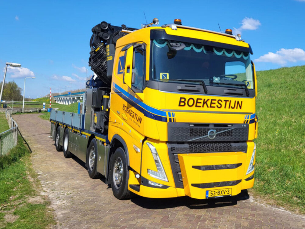 WSI WSI Volvo FH5 sleeper cab  Riged flatbed truck 8x4 with  palfinger PK 92002 SH + jib BOEKESTIJN