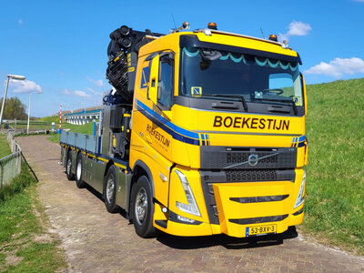 WSI WSI Volvo FH5 sleeper cab  Riged flatbed truck 8x4 with  palfinger PK 92002 SH + jib BOEKESTIJN