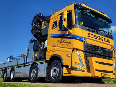 WSI WSI Volvo FH5 sleeper cab  Riged flatbed truck 8x4 with  palfinger PK 92002 SH + jib BOEKESTIJN