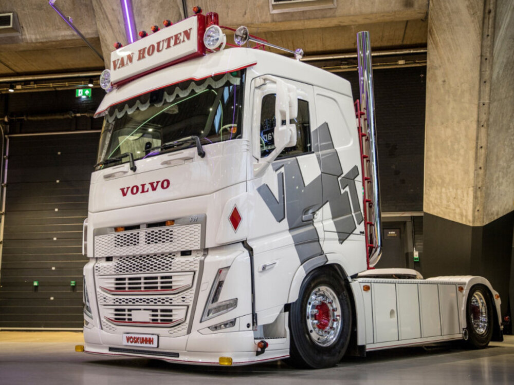 WSI WSI Volvo FH5 Sleeper Cab 4x2 VAN HOUTEN