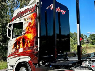 Tekno Tekno Scania Next Gen 770S Highline 4-assige motorwagen met 3-assige Zweedse houtaanhanger ANGEBY AKERI