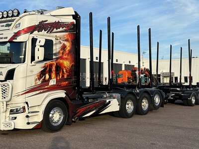 Tekno Tekno Scania Next Gen 770S Highline 4-assige motorwagen met 3-assige Zweedse houtaanhanger ANGEBY AKERI