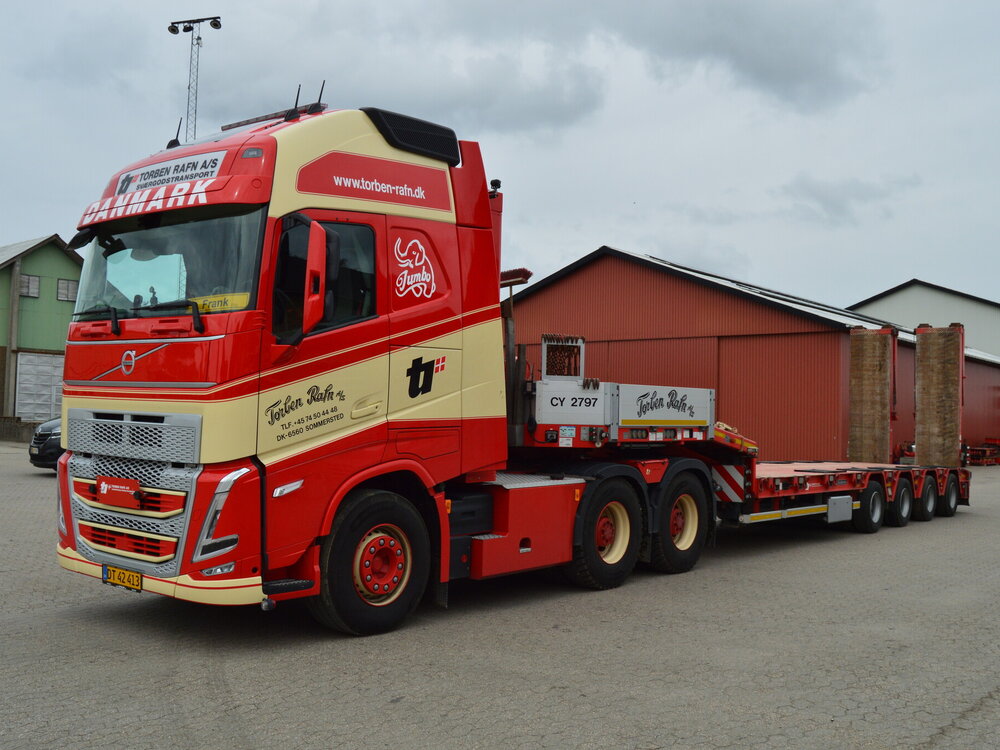 Tekno Tekno Volvo FH05 Globetrotter XL 6x4 with 4-axle Goldhofer lowloader TORBEN RAFN