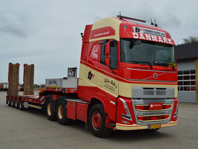 Tekno Tekno Volvo FH05 Globetrotter XL 6x4 with 4-axle Goldhofer lowloader TORBEN RAFN