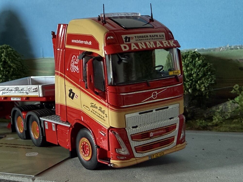 Tekno Tekno Volvo FH05 Globetrotter XL 6x4 with 4-axle Goldhofer lowloader TORBEN RAFN