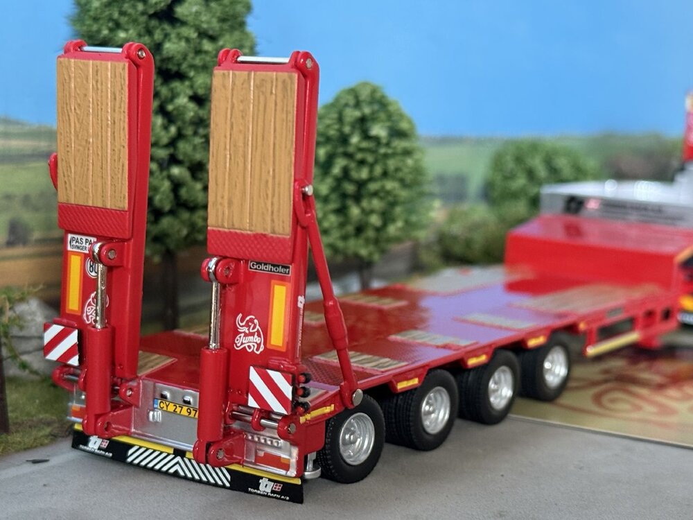 Tekno Tekno Volvo FH05 Globetrotter XL 6x4 met 4-assige Goldhofer dieplader TORBEN RAFN