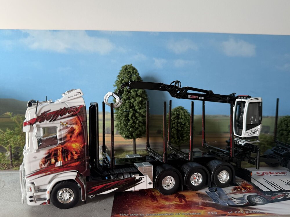 Tekno Tekno Scania Next Gen 770S Highline 4-assige motorwagen met 3-assige Zweedse houtaanhanger ANGEBY AKERI