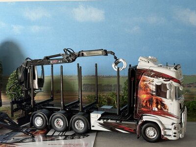 Tekno Tekno Scania Next Gen 770S Highline 4-assige motorwagen met 3-assige Zweedse houtaanhanger ANGEBY AKERI