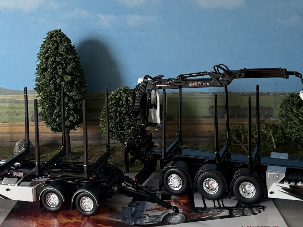 Tekno Tekno Scania Next Gen 770S Highline 4-assige motorwagen met 3-assige Zweedse houtaanhanger ANGEBY AKERI