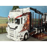 Tekno Scania Next Gen 770S Highline 4-assige motorwagen met 3-assige Zweedse houtaanhanger ANGEBY AKERI