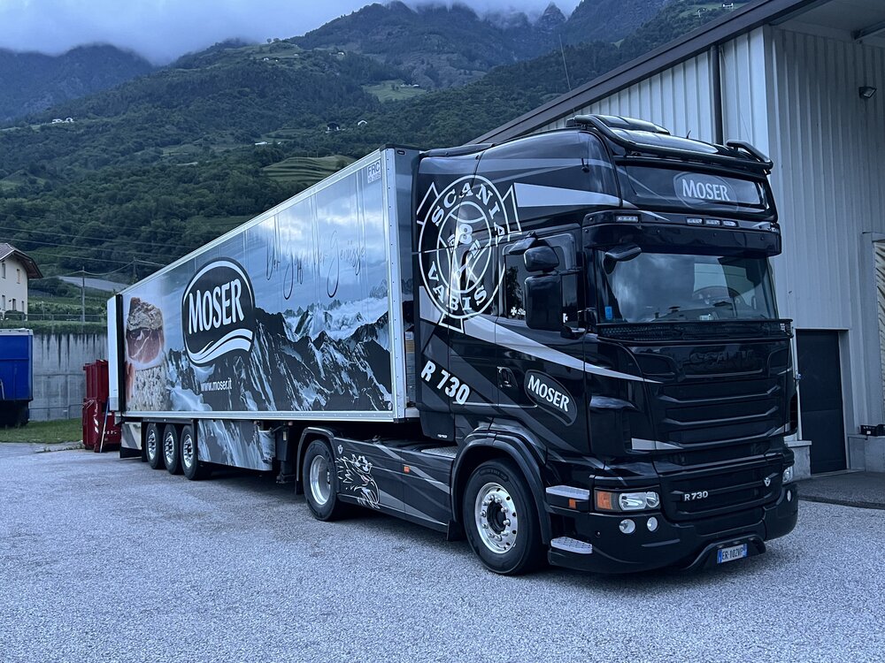 Tekno Tekno Scania R Topline 4x2 met 3-assige koeloplegger MOSER