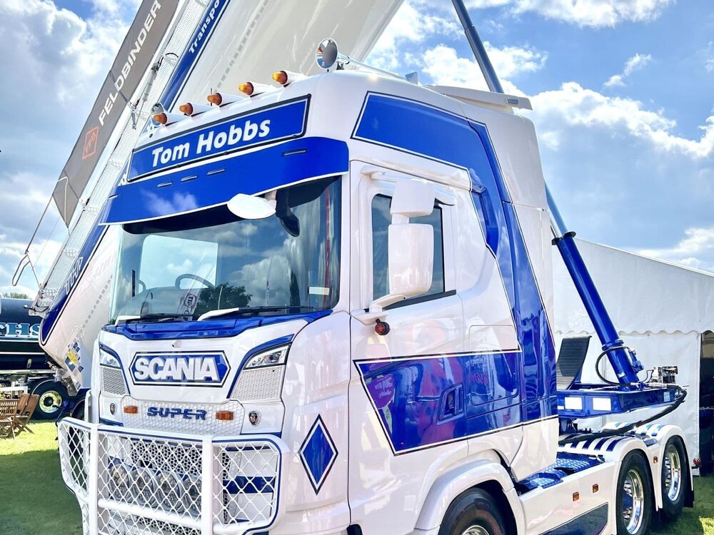 WSI WSI Scania S770 6x2 met 3-as silo oplegger TOM HOBBS