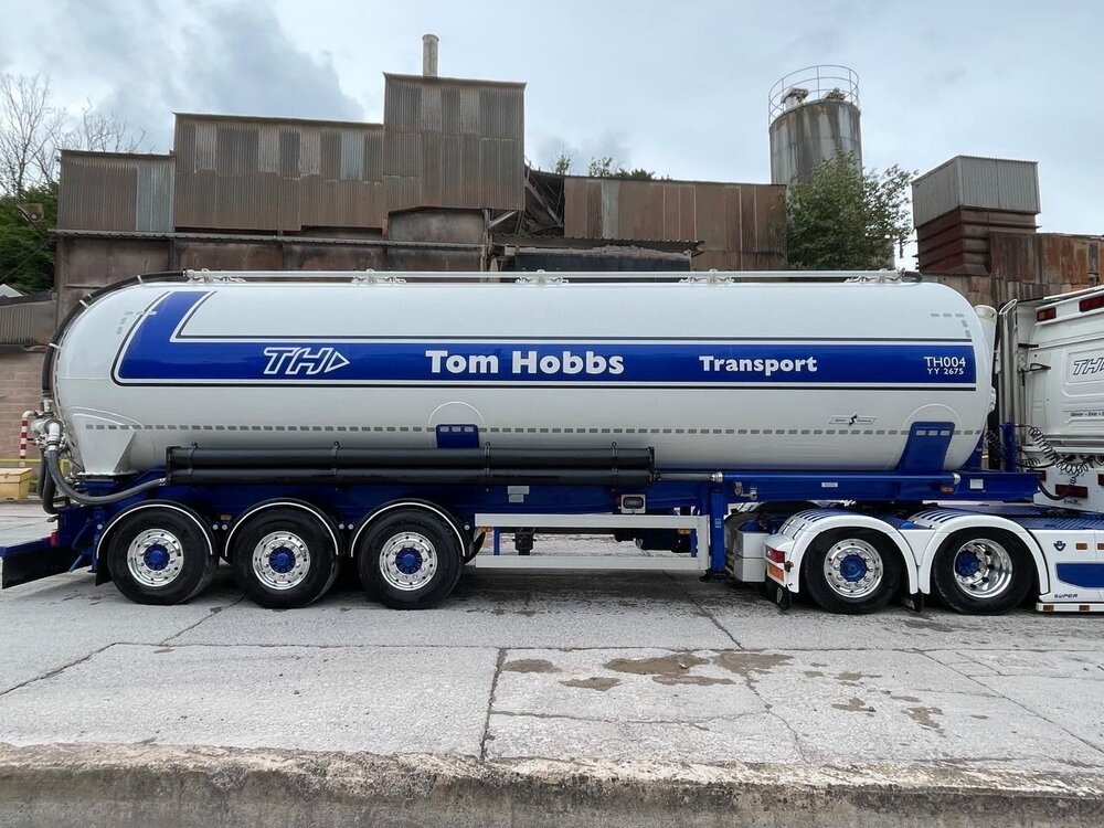 WSI WSI Scania S770 6x2 met 3-as silo oplegger TOM HOBBS