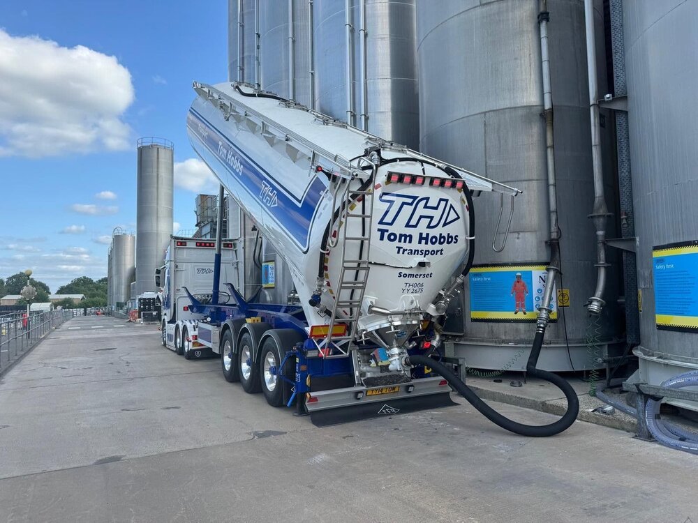 WSI WSI Scania S770 6x2 met 3-as silo oplegger TOM HOBBS