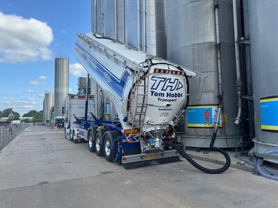 WSI WSI Scania S770 6x2 met 3-as silo oplegger TOM HOBBS